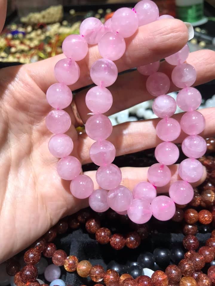 Vòng tay đá thạch anh hồng hợp với mệnh nữ mệnh hỏa