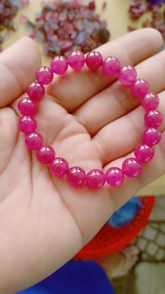 Vòng ruby màu hồng hợp với nữ mệnh Thổ